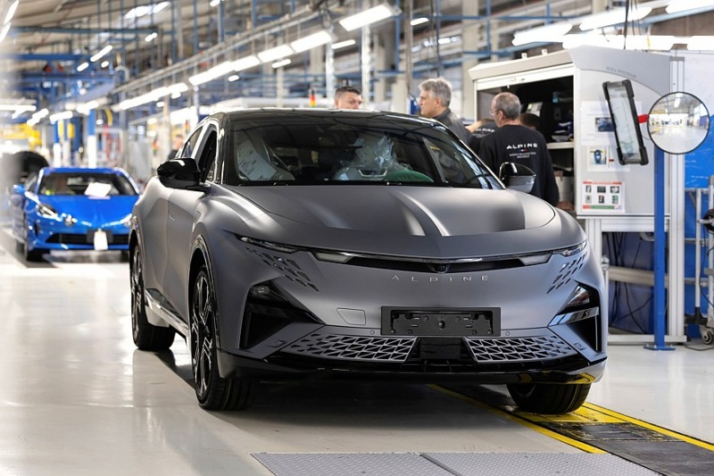 Производство Alpine A390: три двигателя, две модели, дорожный просвет 152 мм, вес более 2,1 тонны