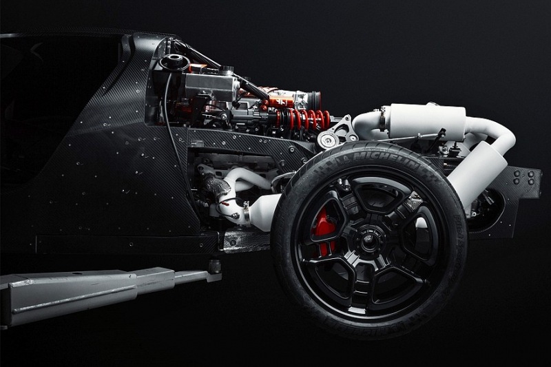 Серийная версия De Tomaso P72: привлекательный внешний вид, мощный двигатель V8 и отсутствие экрана в салоне