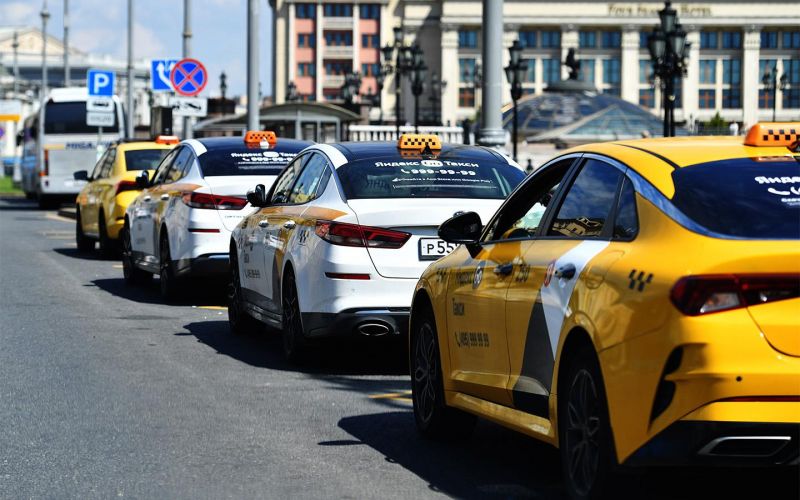 Таксистов будут штрафовать за незнание Москвы. Собянин подписывает закон