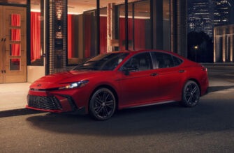 Toyota Camry слегка обновилась и обзавелась «тёмной» спецверсией