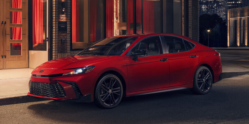 Toyota Camry слегка обновилась и обзавелась «тёмной» спецверсией