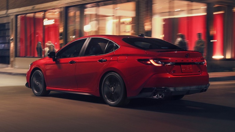 Toyota Camry получает небольшое обновление, специальную версию «Dark