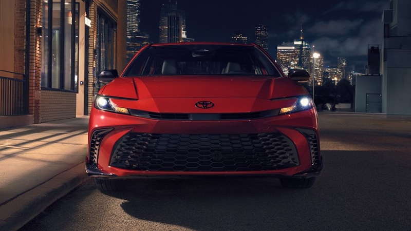 Toyota Camry получает небольшое обновление, специальную версию «Dark