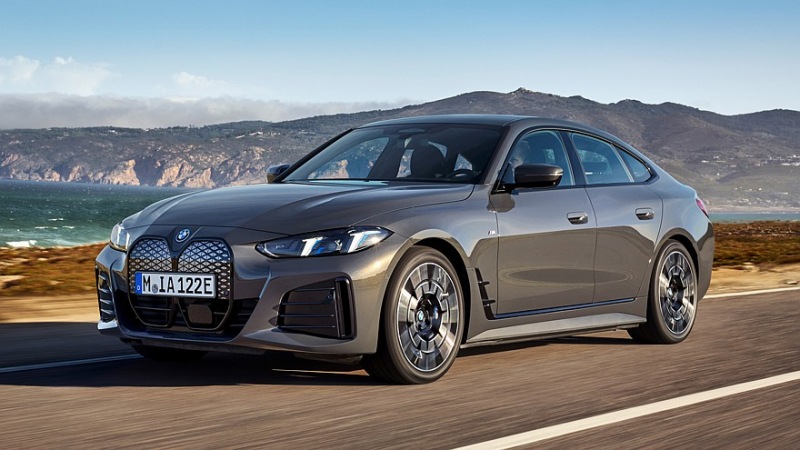 хэтчбек BMW i4 пополнился новой топовой версией M60: мощность превышает 600 лошадиных сил.