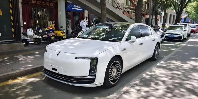 «Угрозу» Mercedes-Maybach из Китая Maextro S800 заметили на дорогах. Фото