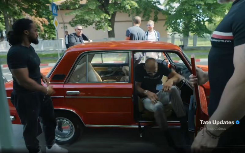 «Внутри не скучно». Западные звезды за рулем российских автомобилей