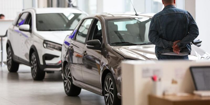 АЕБ объяснил, почему рухнул российский авторынок. Топ-3 причин