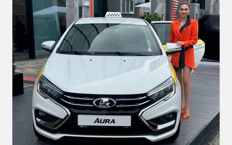 АвтоВАЗ представил такси Lada Aura на ПМЭФ-2025. Изображения и отличия