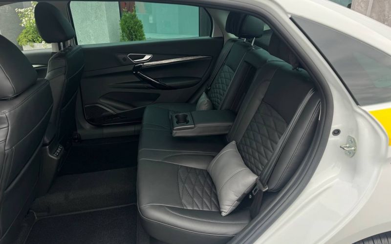 АвтоВАЗ представил такси Lada Aura на ПМЭФ-2025. Изображения и отличия