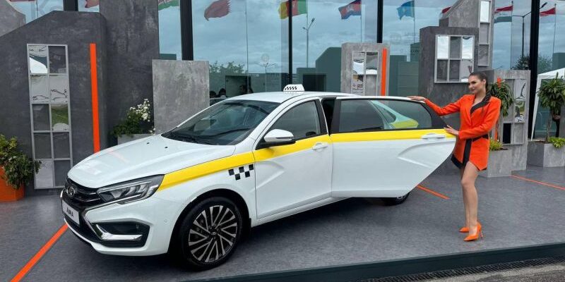 АвтоВАЗ показал на ПМЭФ-2025 Lada Aura для такси. Фото и отличия