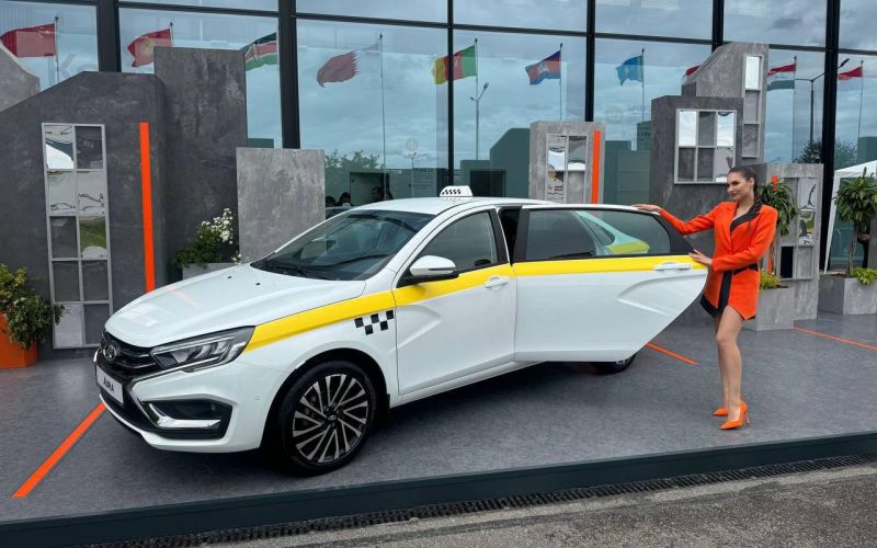 АвтоВАЗ представил такси Lada Aura на ПМЭФ-2025. Изображения и отличия