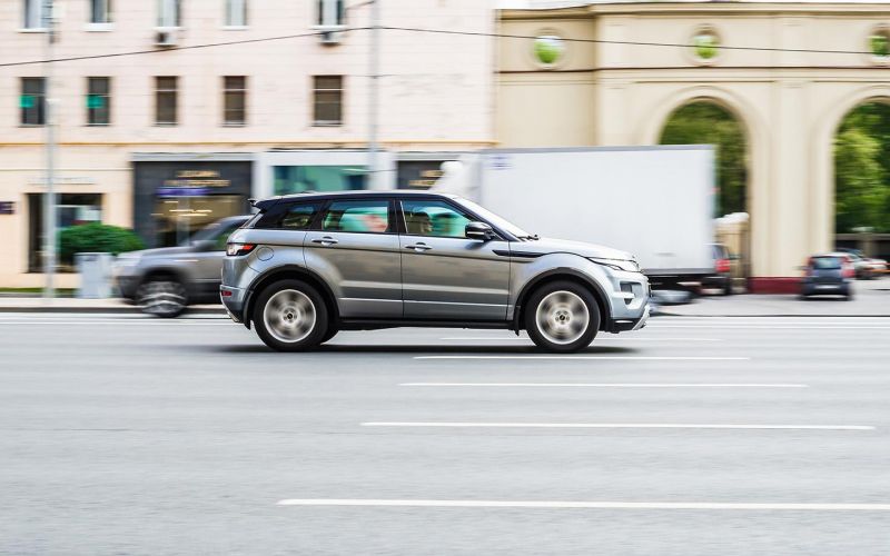 Владелец автомобиля потребовал от Jaguar Land Rover десятки миллионов рублей. Что случилось