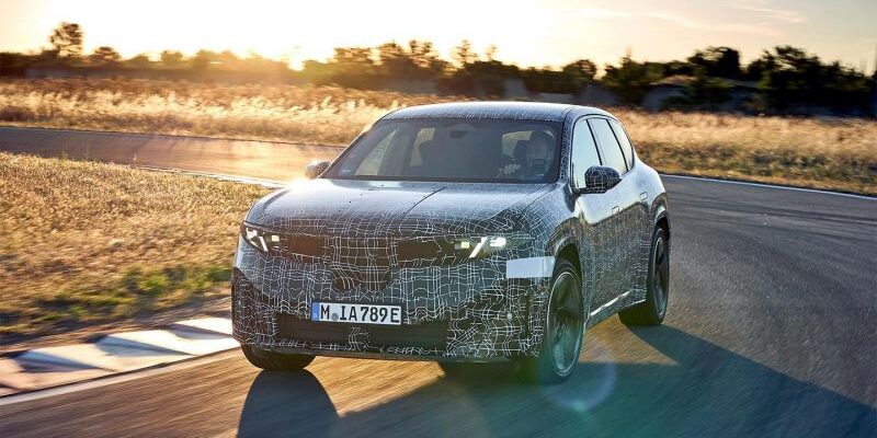 BMW пообещал включать поворотники за владельцев своих машин