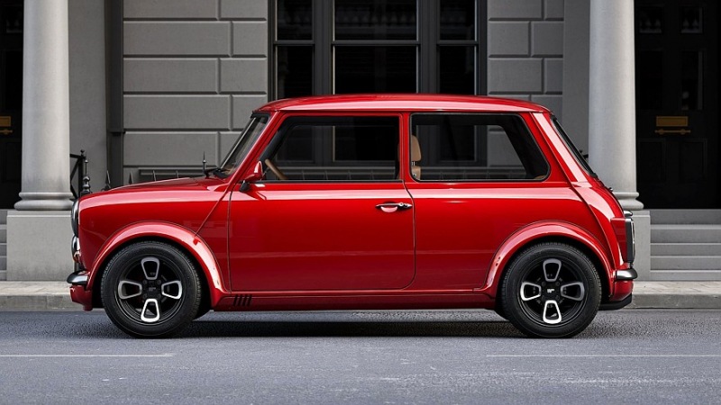 Бывший главный дизайнер Jaguar создает крутой рестомод на основе классического Mini