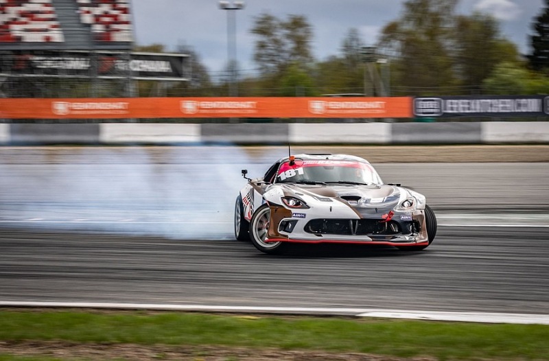 Dodge Viper SRT модифицированная версия, мощность 1646 лошадиных сил, четыре топливных насоса
