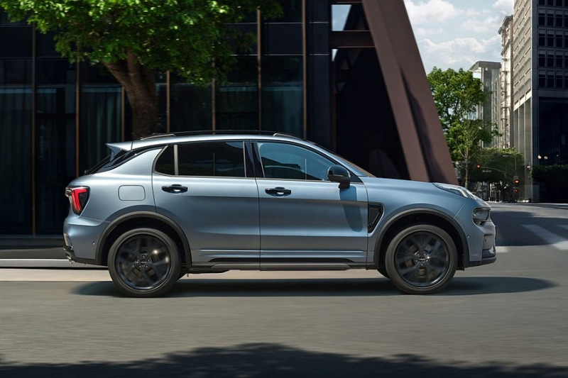 Выпущен полностью бензиновый кроссовер Lynk & Co 01 с новым интерьером