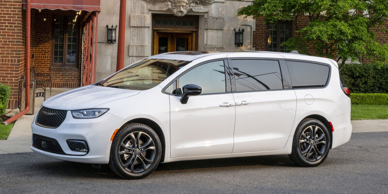 Chrysler подготовил юбилейную версию минивэна Pacifica к 100-летию бренда