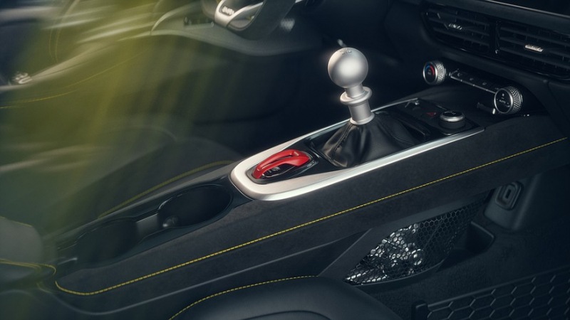 Спортивный автомобиль Lotus Emira обновится к 2026 году