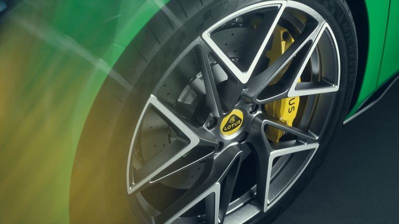 Спортивный автомобиль Lotus Emira обновится к 2026 году