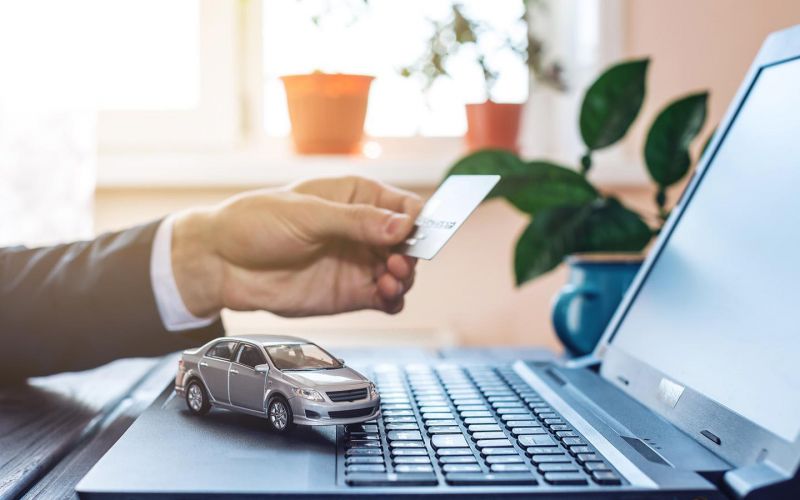 Дилеры требуют запретить российским автопроизводителям прямые продажи автомобилей