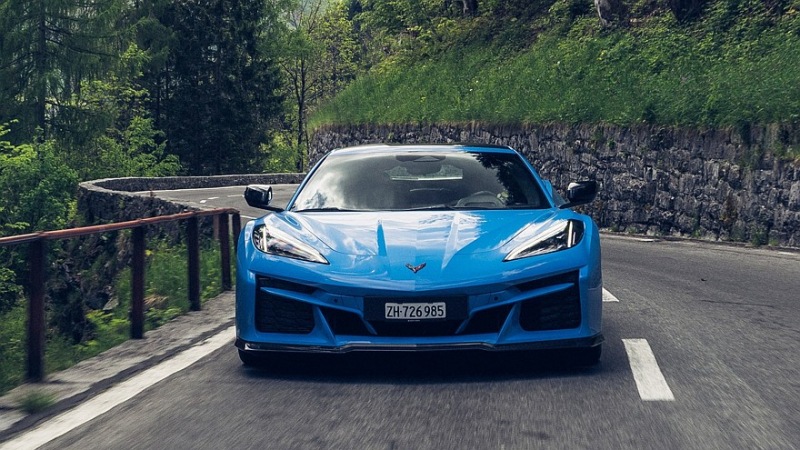 Chevrolet Corvette E-Ray Hybrid прибывает в Европу в слегка упрощенном виде