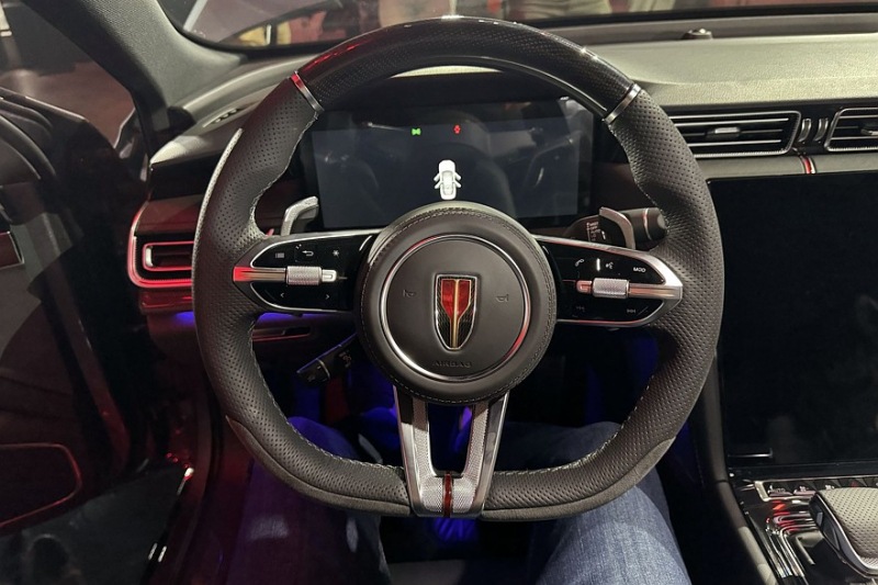 Красивее, мощнее, дороже: первый обзор хэтчбека Hongqi H6