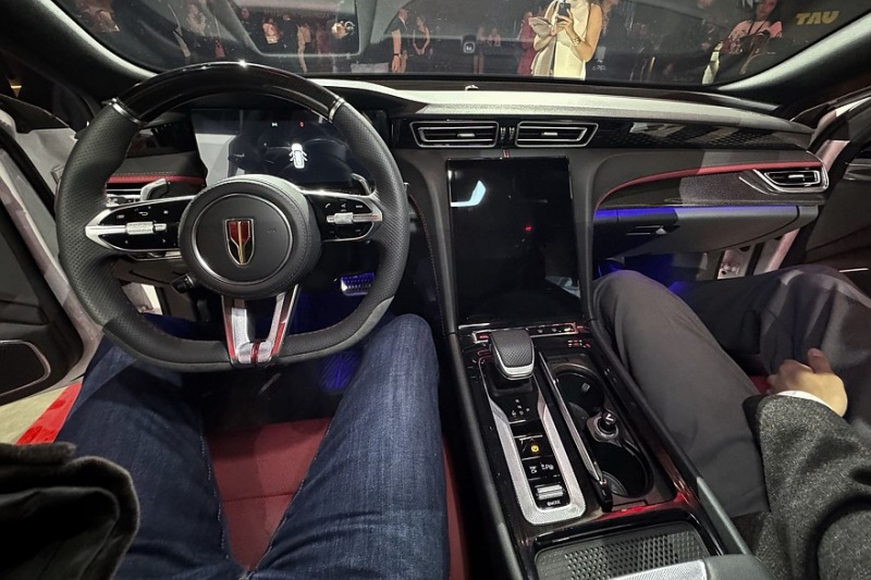 Красивее, мощнее, дороже: первый обзор хэтчбека Hongqi H6