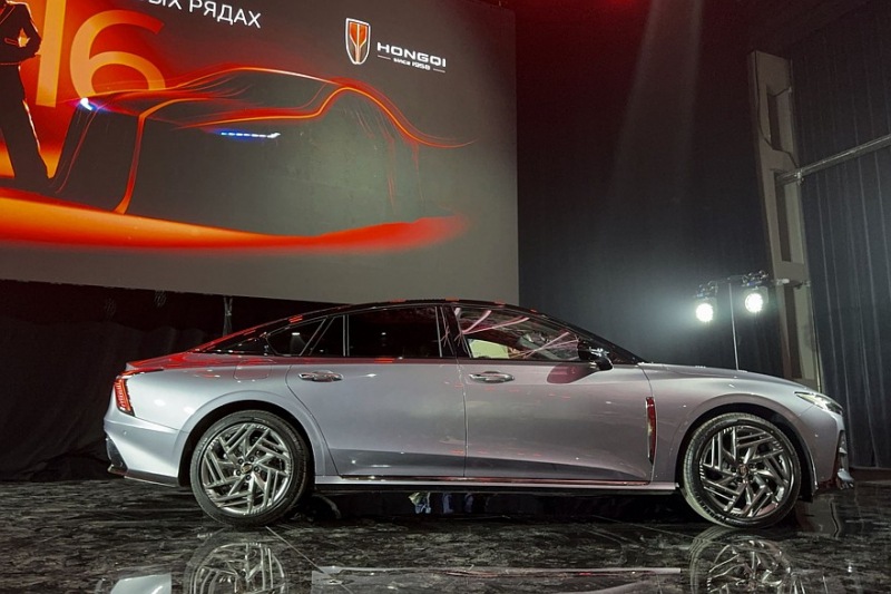 Красивее, мощнее, дороже: первый обзор хэтчбека Hongqi H6