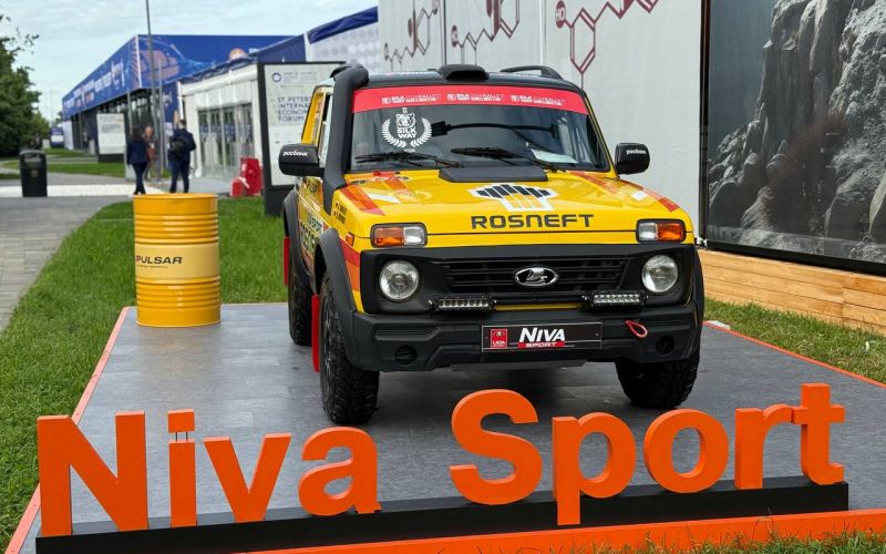 От Lada Azmut до Spartak. Какие автомобили были представлены на Петербургской международной автовыставке 2025