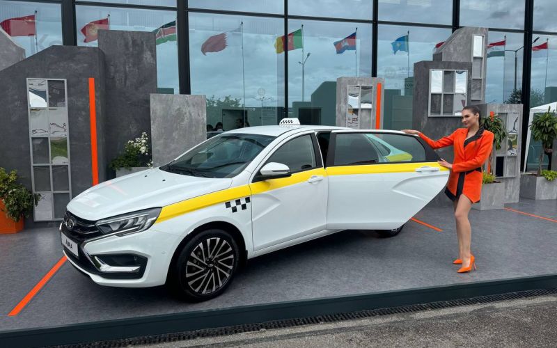 От Lada Azmut до Spartak. Какие автомобили были представлены на Петербургской международной автовыставке 2025