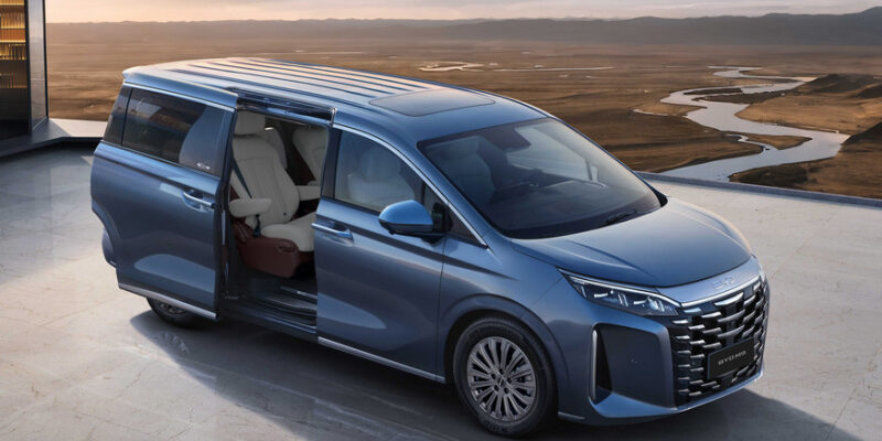 Представлен экспортный минивэн BYD M9: пока не со всеми фишками