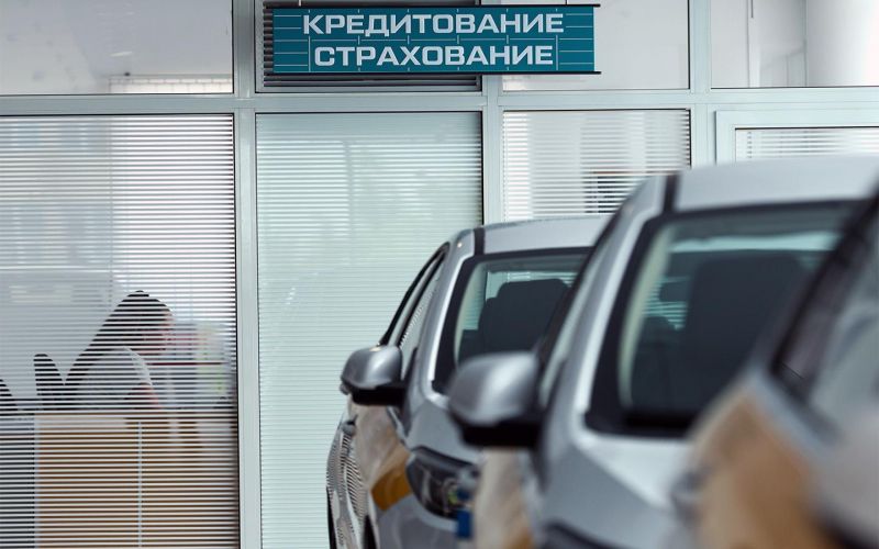 Рынок автокредитования в России за год сократился почти вдвое