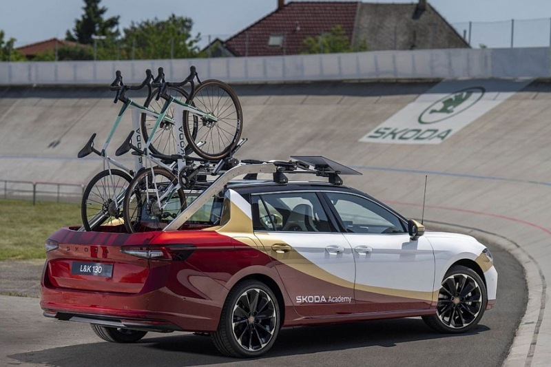 Skoda Superb превращается в пикап со сдвижной пассажирской дверью