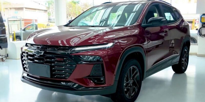 Обновлённый кроссовер Chevrolet Tracker показали на официальных кадрах